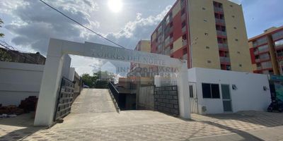 Casa Liberty presenta apartamento con buena ubicación, con un área de 54.7mts2, consta de sala-comedor, cocina integral, zona de ropas, tres habitaciones, dos baños, estupenda vista panorámica, pisos en cerámica y buenos acabados , el conjunto ofrece portería, vigilancia las 24hrs, zonas infantiles, piscina para adultos y niños, salón de eventos y zona bbq, el sector es residencial, con amplios accesos, fresco, cercano a central de abastos, transporte publico y vías principales. COD103182