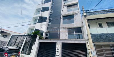 Casa Liberty presenta amplio, fresco e iluminado apartamento con excelente ubicación, con un area de 55mts2, consta de sala, comedor, cocina integral, zona de ropas, dos habitaciones con closet, dos baños, pisos en porcelanato y muy buenos acabados el sector es residencial, cerca a sector comercial, parques, supermercados, restaurantes, farmacias, colegios, bancos, clínicas, iglesias, estación de gasolina, transporte publico cercano y cómodas vías de acceso. COD103177