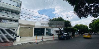 Casa Liberty presenta local comercial con excelente ubicación, con un area de 182m2 lote y 142m2 construidos, consta de un salón principal con altura de 4m, un baño, fachada en vidrio y buenos acabados, el sector es mixto, con amplios accesos y vías pavimentadas, cercano a supermercados, restaurantes, hoteles, centros comerciales, zonas de comercio, iglesias, transporte publico y vías principales. COD103171
