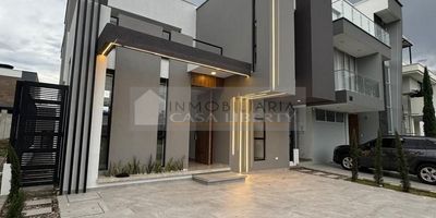 Casa Liberty presenta imponente casa con acabados de lujos y una distribución de espacios perfecta, con un area lote de 270m2 y un area construida de 220m2, consta de sala, comedor, cocina integral, zona de ropas, baño social, piscina con terraza y zona bbq, baño en zona húmeda, habitación principal con Vestier y baño privado, dos habitaciones auxiliares con closet, lisos en porcelanato y muy buenos acabados, el conjunto ofrece porteria, recepción, amplios accesos y vías internas pavimentadas, cercano a supermercados, restaurantes, zonas de recreación, transporte publico y vías principales. COD103168