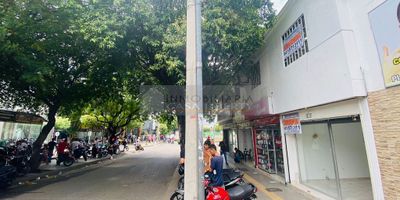 Casa Liberty presenta amplio e iluminado local comercial con estratégica ubicación, con un area de 45m2, consta de dos niveles, fachada en vidrio templado, un baño, espacios abiertos, pisos en ceramica y buenos acabados, el sector es comercial, con alto flujo vehicular y peatonal, amplios accesos y vías pavimentadas, cercano a parques, supermercados, restaurantes, edificios corporativos, zonas de comercio, transporte publico y vías principales. COD103150