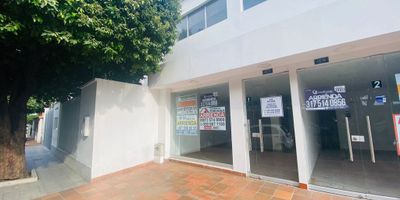 Casa Liberty presenta amplio, moderno e iluminado local comercial con estratégica ubicación, con un area de 44m2, consta de un salón principal, un baño, fachada en vidrio templado, pisos en porcelanato y buenos acabados, el sector es mixto, con amplios accesos y vías pavimentadas, cercano a parques, supermercados, restaurantes, edificios corporativos, clínicas, centros de salud, transporte publico y vías principales. COD103161