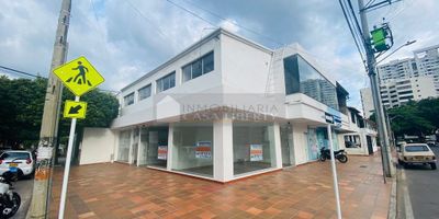 Casa Liberty presenta amplio, moderno e iluminado local comercial con estratégica ubicación, con un area de 23m2, consta de un salón principal, un baño, fachada en vidrio templado, pisos en porcelanato y buenos acabados, el sector es mixto, con amplios accesos y vías pavimentadas, cercano a parques, supermercados, restaurantes, edificios corporativos, clínicas, centros de salud, transporte publico y vías principales. COD103158