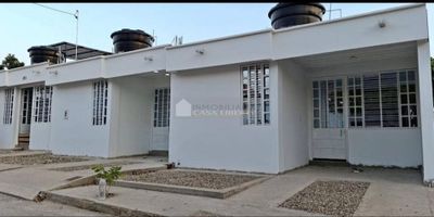 Casa Liberty presenta 3 casas en proceso de construcción en el sector de los patios, con area lote de 76m2 , 59m2 y 55m2, las tres viviendas cuentan con sala-comedor, cocina sencilla, zona de ropas, tres habitaciones, dos baños, estacionamiento para un vehículo, pisos en ceramica y buenos acabados, el sector es de alto desarrollo, amplios accesos y vías pavimentadas, cercano a parques, supermercados, restaurantes, zonas de comercio, transporte publico y vías principales. COD103142