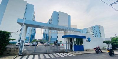 Casa Liberty presenta amplio, fresco y acogedor apartamento con excelente ubicación, con un área de 55m2, consta de sala comedor, cocina integral, zona de ropas, tres habitaciones, dos baños, pisos en cerámica , el conjunto ofrece portería, bahía de parqueadero, seguridad privada, piscina para adultos y niños, zona bbq, salón de eventos, amplias zonas verdes y zonas infantiles, el sector es de alto desarrollo, amplios accesos y vías pavimentadas, fresco y tranquilo, cercano a parques, supermercados, centros comerciales, restaurantes, zonas de comercio, transporte publico y vías principales. COD103129