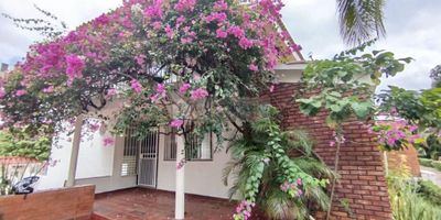 Casa liberty presenta amplia, iluminada y excelente casa ubicada en un sector exclusivo con un área de 300Mts2, cuenta con sala, comedor, cocina integral,  tres habitaciones con closet mas una habitación de servicio, cuatro baños ,zona de ropas, patio, con balcón, dos parqueaderos , el conjunto ofrece portería y vigilancia 24hrs, amplios accesos, zonas verdes, el sector es de alta valorización, con amplios accesos y vías pavimentadas, cercano a parques, supermercados, restaurantes, bombas de gasolina , colegios, transporte publico y vías principales. COD. 103127