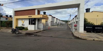 Casa Liberty presenta amplia, moderna e iluminada casa esquinera, con un area de 63m2, consta de sala, comedor, cocina integral, zona de ropas, baño social, tres habitaciones, dos baños, estacionamiento para un vehículo, pisos en ceramica y buenos acabados, el conjunto ofrece portería, amplios accesos y vías internas pavimentadas, salón de eventos, canchas múltiples, piscina para adultos y niños, parque biosaludable, zona bbq, vigilancia las 24hrs y amplias zonas verdes, el sector es residencial, fresco y tranquilo, cercano a parques, supermercados, restaurantes, zonas de comercio, transporte publico y vías principales. COD103106