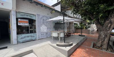 Casa Liberty presenta amplia casa comercial con excelente ubicación, con un area de 170m2 aproximadamente, consta de 2 espacios abiertos en dos niveles, terraza exterior, area de cafeteria, area de lavado, pisos en cemento y ceramica y buenos acabados, el sector es mixto, con amplios accesos y vías pavimentadas, cercano a parques, supermercados, restaurantes, centros comerciales, zonas de comercio, transporte publico y vías principales. COD103109