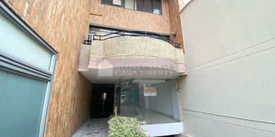 Casa Liberty presenta moderno e iluminado local comercial con estratégica ubicación, con un área de 34m2, consta de dos baños, pisos en granito y fachada en vidrio templado, el sector es comercial, vías pavimentadas, arborizado y seguro, cercano a supermercados, universidades, restaurantes, edificios educativos y corporativos, zonas de comercio, transporte publico y vías principales. COD103101