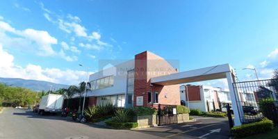 Inmobiliaria Casa Liberty presenta amplia y hermosa casa ubicada en un apetecido conjunto cerrado de la ciudad, la casa tiene un área de 117mts2, , cuenta con sala-comedor , cocina integral, zona de ropas, cuatro habitaciones , cuatro baños,  parqueadero para dos vehículos. el conjunto ofrece portería y vigilancia, jardines. el sector es residencial, cerca a sector comercial, parques. supermercados, colegios/universidades, restaurantes, farmacias, bancos, transporte publico cercano y vías pavimentadas. COD 103088