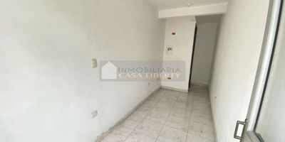 inmobiliaria casa liberty presenta exclente local con magnifica ubicación y un área de 14.63 m2, cuenta con fachada en vidrio y puerta en aluminio , pisos en cerámica, un baño. el sector es mixto(residencial-comercial) cercano a parques, restaurantes, bancos, clínicas, supermercados, transporte publico cercano y cómodas vías de acceso. COD 103082