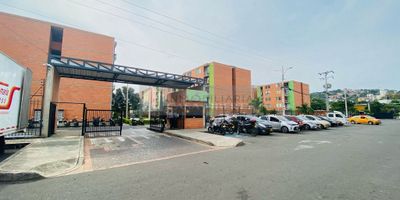 Casa Liberty presenta fresco y acogedor apartamento dentro de conjunto cerrado con un área de 47.8m2, consta de sala-comedor, cocina integral, zona de ropas, tres habitaciones, un baño, balcón, pisos en cerámica y buenos acabados, el conjunto ofrece portería, amplias zonas verdes, zona infantil, zona bbq, salón de eventos, piscina, canchas deportivas y vigilancia las 24hrs, el sector es residencial, con amplios accesos y vías pavimentadas, cercano a parques, supermercados, restaurantes, zonas de comercio, transporte publico y vías principales. COD103076