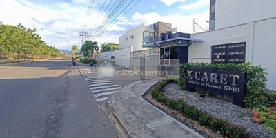 Casa Liberty presenta majestuosa y elegante casa dentro de exclusivo conjunto del sector con un área de 360m2 construidos, consta de amplios espacios y excelente distribución, tiene sala, comedor, cocina integral tipo isla, zona de ropas, cuatro habitaciones, siete baños, estudio, hall de alcobas, terraza interna, piscina con fuente, zonas verdes y hermoso jardín, el conjunto cuenta con vigilancia las 24hrs, amplios accesos y vías internas pavimentadas, zonas verdes y zona infantil y bahia exterior de parqueadero, el sector es de alto desarrollo y valorización, fresco y seguro, cercano a supermercados, restaurantes, zonas de comercio, transporte publico y vías principales. COD103078