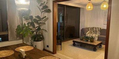 Apartamento amplio, perfecto para familias que buscan espacios verdes, naturaleza, confort, valorización y buenos vecinos. Ubicado en zona estratégica cerca a malls, centro comerciales, iglesias, universidades y colegio.
A pasos de Centro Comercial El Tesoro, rodeado de restaurantes gourmet, bancos, colegios premium y clínicas de alto nivel. El Poblado es sinónimo de plusvalía garantizada y calidad de vida.
 
Características Premium:
4 alcobas amplias + cuarto de servicio  3 baños + zona de servicio, Alcoba principal con Vestier y baño privado, Sala-comedor concepto abierto, Cocina moderna totalmente equipada, Balcón con vista agradable, Garaje doble cubierto
Amenidades de Lujo:
Piscinas, juegos infantiles, extensas zonas verdes y jardines. Portería con seguridad 24/7.
Ubicación Inmejorable:

Espacio ideal para familias que valoran el confort, la seguridad y el estatus. Vive donde siempre soñaste.
¡Agenda tu visita hoy y conoce tu nuevo hogar!