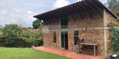 inmobiliaria Casa Liberty da a conocer exclusivo lote ubicado en Chinácota con un área de 1250mts2 con 200mts2 construidos , cuenta con cuatro habitaciones, tres baños, cocina integral, estacionamiento para mas de cinco vehículos. el sector es tranquilo, fresco, confortable, de alto desarrollo y valorización, cercano a vías principales y sector comercialCOD103061