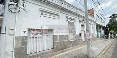 Casa Liberty presenta un excelente lote con gran ubicación central en la ciudad , cuenta con un área de 323 mts2 ,medianera, en su sector se encuentra colegio , universidades, clínicas, restaurantes, supermercados , con excelentes atención de transporte publico , vías pavimentadas COD103057