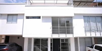 Casa Liberty presenta fresca, moderna y acogedora casa dentro de exclusivo conjunto, con un área de 200m2, consta de tres niveles, sala, comedor, cocina integral, zona de ropas, tres habitaciones, tres baños, dos parqueaderos, terraza, sala de tv, pisos en porcelanato y buenos acabados, el conjunto ofrece portería, vigilancia las 24hrs, piscina para adultos y niños, canchas múltiples, zona bbq, zona infantil, salón de eventos, el sector es de alta valorización, fresco y seguro, cercano a parques, zonas de comercio, transporte publico y vías principales. COD103025