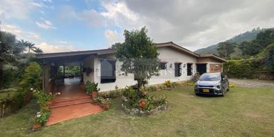 Casa Liberty presenta excelente cabaña con magnifica ubicación y un área de 2.156 m2 y 380 m2 construidos cuenta con cinco habitaciones, seis baños, cocina integral, salón de deposito, piscina, pisos en gres y parqueadero para cuatro o mas vehículos, el sector es residencial , tranquilo en urbanización, cabaña doble lote. COD103015