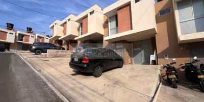 Casa Liberty presenta amplia y moderna casa dentro de conjunto cerrado con un área lote de 60m2 y un área construida de 52m2, consta de sala-comedor, cocina sencilla, zona de ropas, dos habitaciones, dos baños, deposito, estacionamiento para un vehículo, pisos en cerámica y buenos acabados, el conjunto ofrece portería, zona infantil, piscina para adultos y niños, salón de eventos, y bahia de parqueadero, el sector es de alto desarrollo, fresco y tranquilo, cercano a supermercados, estación de servicio, transporte publico y vías principales. COD103006