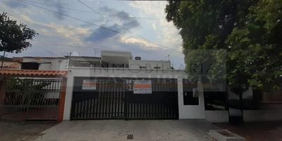 Casa Liberty presenta amplia y acogedora casa con buena ubicación, con un área de 418m2, consta de sala-comedor, cocina integral, zona de ropas con patio descubierto, cinco habitaciones las cuales tres de ellas tienen closet, seis baños, garaje descubierto para dos o mas vehículos, pisos en cerámica y buenos acabados, el sector es residencial, con amplios accesos y vías pavimentadas, cercano a parques, supermercados, restaurantes, zonas de comercio, transporte publico y vías principales, tiene piscina