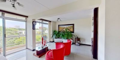 Apartamento en venta de 97 m2, con vista exterior, ubicado en un piso (Torre A Apto 501), acceso por Ascensor, parqueaderos propios cubiertos (06 y 62). Consta de 3 habitaciones, 3 baños, sala comedor,2 balcones, cocina integral y zona de lavandería. Tiene piso de porcelanato en habitaciones, zona social, en baños y cocina. El Conjunto cuenta con Gym, piscina, salón social y vigilancia privada las 24 horas. Cerca a centro comercial La 14 ; cerca a almacenes de cadena como Alkosto; cerca a estación de Mio Meléndez; Vías de acceso por carrera 79B y calle 18. 9558394
