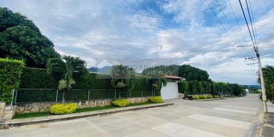 Casa Liberty presenta imponente, moderna e iluminada casa campestre en el sector de la recta corozal, con un área lote de 2.500m2 y un área construida de 1.800m2, consta de garaje para diez vehículos de los cuales cuatro son cubiertos, casa de huéspedes con sala-comedor, cocina integral, zona de ropas, tres habitaciones, dos baños, terraza, pisos en porcelanato y buenos acabados, cuenta con casa principal la cual consta de sala, comedor, cocina integral, zona de ropas, alacena, terraza, sala de billar, cuatro habitaciones con baño privado y balcón cada una, excelente vista a la montaña, Vestier y dos baños auxiliares, estudio y jardines, la propiedad consta además de piscina, salón de eventos, canchas múltiples, terrazas al aire libre, arboles frutales, circuito cerrado de cámaras y buenos acabados, el sector es de alta valorización, cercano a droguerías, supermercados, restaurantes, zonas de comercio, transporte publico y vías principales. COD102993