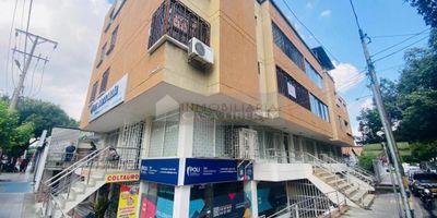 Casa Liberty presenta amplio y acogedor apartamento con excelente ubicación, con un área de 120m2, consta de sala, comedor, cocina semi-integral, zona de ropas, tres habitaciones mas servicio, tres baños, pisos en baldosa y buenos acabados, el edificio ofrece parqueadero cubierto y zona de ropas, el sector es mixto, con amplios accesos y vías pavimentadas, cercano a parques, supermercados, restaurantes, edificios corporativos, zonas de comercio y salud, transporte publico y vías principales. COD102992