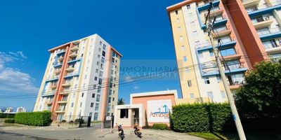 Casa Liberty presenta amplio, fresco e iluminado apartamento con un área de 56m2, consta de sala, comedor, cocina integral, zona de ropas, dos habitaciones con closet, espacio para estudio o tercera habitación, dos baños, balcón con excelente vista, pisos en cerámica y buenos acabados, cuenta con un parqueadero descubierto, el conjunto ofrece porteria, amplias zonas verdes, vigilancia las 24hrs, zona infantil, zona bbq, piscina para adultos y niños, gimnasio, salón de eventos y bahia de parqueadero, el sector es arborizado, fresco, cercano a parques, supermercados, restaurantes, centros comerciales, transporte publico y vías principales. COD103003