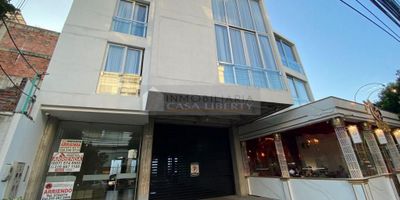 inmobiliaria casa liberty presenta excelente apartamento duplex para estrenar con magnifica ubicación y un área de 120m2, cuenta con sala comedor, dos habitaciones, tres baños, cocina integral, zona de ropas y pisos en porcelanato. el edificio ofrece parqueadero cubierto, el sector es mixto cercano a parques, supermercados, restaurantes, farmacias, iglesias, colegios, bancos, estación de gasolina, transporte publico cercano y cómodas vías de acceso. CODIGO 102968