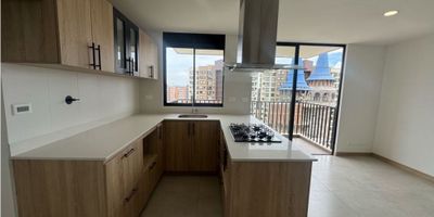 Vive cada día con una panorámica única al castillo de Medieval, ubicado en San Antonio de Pereira, este apartamento ofrece tres comodas habitaciones, la principal con baño y vestier, además de parqueadero privado y cuarto útil.
