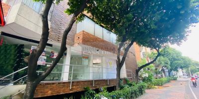 Casa Liberty presenta excelente local comercial ubicado en un sector apetecido de la ciudad y un área de 35 m2, cuenta con dos espacios, un baño, fachada en vidrio templado y buenos acabados. el edificio ofrece portería mas vigilancia, el sector es residencial, cerca a sector comercial, parques, restaurantes, bancos, bombas de gasolina, transporte publico cercano y cómodas vías de acceso. COD 102946