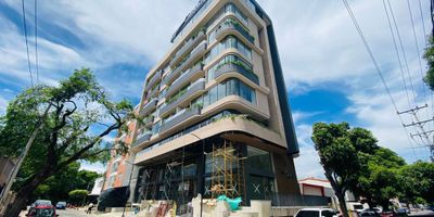 Casa Liberty presenta tres imponentes locales comerciales a doble altura con muy buena ubicación, con un área de 87m2 y 63m2, consta de amplio salón comercial, mezanine, fachada en vidrio templado, el sector es de alta valorización, con amplios accesos y vías pavimentadas, cercano a supermercados, centros comerciales, hoteles, zonas de comercio, transporte publico y vías principales. COD102928