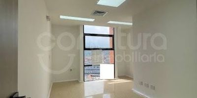 472-8299 Conaltura Inmobiliaria ofrece oficina moderna en venta y arriendo en Medellín barrio San Diego, cuenta 2 salones, 1 baños,  piso en cerámica, parqueadero cubierto, cuarto útil. Ubicado en conjunto cerrado con ascensor, circuito cerrado, portería vigilancia, terraza BBQ , salón social, shut de basuras, parqueadero de visitantes, se permiten mascotas, vista panorámica, zonas verdes, transporte publico cercano, sobre via secundaria. Cerca al cc premium plaza, av. el poblado. 