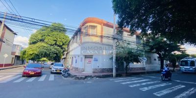 Casa Liberty presenta amplio local esquinero con estratégica ubicación, con un área de 35m2, consta de amplio salón comercial, un baño, pisos en cerámica y buenos acabados, el sector es comercial, con amplios accesos y vías pavimentadas, cercano a parques, colegios, supermercados, restaurantes, zonas de comercio, transporte publico y vías principales. COD102918