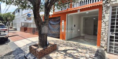 Casa Liberty presenta amplio local comercial con buena ubicación, con un área de 30m2, consta de un salón comercial, un baño, fachada en vidrio templado, pisos en cerámica y buenos acabados, el sector es mixto, con amplios accesos y vías pavimentadas, cercano a parques, colegios, zonas de comercio, transporte publico y vías principales. COD102913