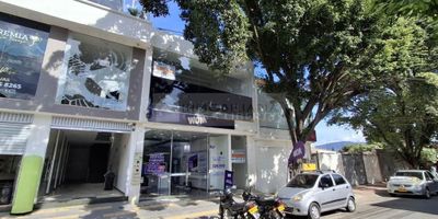 Casa Liberty presenta amplio, moderno e iluminado local comercial ubicado en un segundo nivel, con un área de 200m2, cuenta con un amplio salón comercial, un baño, fachada en vidrio y buenos acabados, el sector es comercial, con alto flujo vehicular y peatonal, amplios accesos y vías pavimentadas, cercano a parques, supermercados, restaurantes, zonas de comercio, transporte publico y vías principales. COD102912