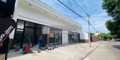 Casa Liberty presenta espacioso, moderno e iluminado local comercial con estratégica ubicación, con un área de 165m2, consta de un amplio salón comercial a doble altura, dos baños, fachada en vidrio templado, pisos en granito tipo alfa y buenos acabados, el sector es comercial, con alto flujo vehicular, amplios accesos y vías pavimentadas, cercano a parques, supermercados, zonas de comercio, universidades, transporte publico y vías principales. COD102911