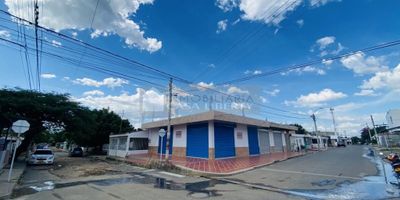 Casa Liberty presenta amplio y moderno local esquinero para estrenar, con muy buena ubicación, con un área de 96m2, consta amplio salón comercial, dos baños, pisos en cerámica y buenos acabados, el sector es mixto, con amplios accesos y vías pavimentadas, cercano a parques, supermercados, restaurantes, zonas de comercio, transporte publico y vías principales. COD102917