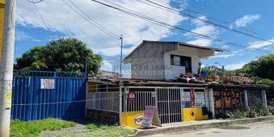 Casa Liberty presenta amplio lote medianero con estratégica ubicación, con un área de 300m2, consta de encerramiento, servicios públicos, el sector es mixto, con amplios accesos y vías pavimentada, cercano a estación de servicio, zonas de comercio, transporte publico y vías principales. COD102916