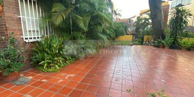 Casa Liberty presenta amplio y acogedor apartamento con muy buena ubicación, con un área de de 112m2, consta de sala, comedor, cocina integral, zona de ropas, tres habitaciones, tres baños, pisos en cerámica y buenos acabados, el edificio cuenta con zonas verdes, espacios abiertos y vigilancia privada, el sector es mixto, con amplios accesos y vías pavimentadas, cercano a supermercados, restaurantes, zonas de comercio, transporte publico y vías principales. COD102899