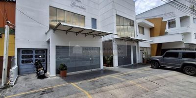 inmobiliaria casa liberty presenta excelente edificio comercial con magnífica ubicación y un área de 500m2, cuenta con uso de suelos mixto, veinte oficinas, veinticuatro baños, pisos en porcelanato y bahía de parqueadero hasta para seis vehículos. el sector es comercial, cerca a parques, supermercados, restaurantes, farmacias, iglesias, colegios, bancos, hoteles, clínicas, estación de gasolina, transporte público cercano y vías pavimentadas. CODIGO 102889