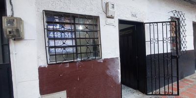 Apartamento de 60 mts en campo Valdez, 3 niveles, 2 alcobas, sala comedor, 1 baño, cocina sencilla, red de gas, balcón y terraza.
 Ubicado cerca al transporte publico, con fácil acceso y salida a la 45¡Ven a conocerlo, este puede ser tu nuevo hogar!comunícate con nosotros para mas información: 3209646693 Alejandro VanegasAsesor Comercial  de Arrendamientos Suvivienda