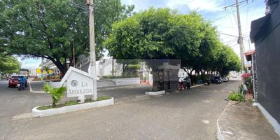 inmobiliaria casa liberty presenta excelente casa ubicada en un conjunto apetecido de la ciudad, cuenta con un área de 114.50 m2, sala comedor, siete habitaciones, seis baños, cocina integral, estudio, deposito, zona de ropas, pisos en cerámica y garaje independiente para un vehículo. el conjunto ofrece portería y vigilancia, jardines, iglesia en el interior del conjunto y cómodas vías de acceso, el sector es residencial, cerca a sector comercial, supermercados, restaurantes, farmacias, colegios, parques, bancos, hoteles, estación de gasolina, transporte publico cercano y vías pavimentadas. CODIGO 102870