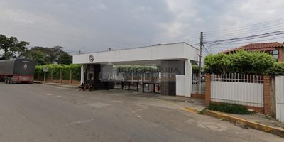 Casa Liberty presenta amplia e iluminada casa dentro de conjunto cerrado con un área lote de 90m2 y un área construida de 231m2, consta de sala, comedor, cocina integral, zona de ropas, tres habitaciones, dos baños, garaje para un vehículo, pisos en gres y cerámica y buenos acabados, el conjunto ofrece portería, amplios accesos y vías internas pavimentadas, canchas múltiples, amplias zonas verdes, capilla, piscina para adultos y niños, salón de eventos, parqueadero de visitantes, el sector es residencial, fresco y tranquilo, cercano a parques, supermercados, restaurantes, zonas de comercio, transporte publico y vías principales. COD102879