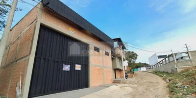 Casa Liberty presenta imponente bodega con excelente ubicación, con un área de 1.000m2, consta de dos salones amplios para almacenamiento a doble altura y pisos en cemento pulido de alta resistencia y portones eléctricos, cuenta con 3 niveles de oficinas, cafetería, bodega, tiene dos entradas, luz trifásica y buenos acabados, el sector es mixto, con amplios accesos, cercano a estación de gasolina, basculas, areas de almacenamiento, transporte publico y vías principales. COD102861