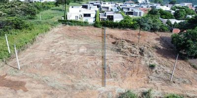 inmobiliaria casa liberty presenta excelente lote esquinero con muy buena ubicación y un área de 1250m2, el sector es mixto (residencial comercial) cerca a restaurantes, farmacias, colegios, parques, estación de gasolina y cómodas vías de acceso. CODIGO 102803