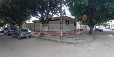 inmobiliaria casa liberty presenta amplia casa esquinera con excelente ubicación y un área de 827m2, cuenta con cinco oficinas, cuatro baños, pisos en cerámica y parqueadero. el sector es mixto (residencial - comercial) cerca a restaurantes, supermercados, farmacias, colegios, iglesias, clínicas, hoteles, bancos, parques, estación de gasolina, transporte publico cercano y cómodas vías de acceso. CODIGO 102792