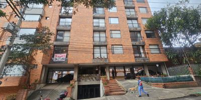Vive en una de las zonas más exclusivas y tradicionales de Bogotá. Este acogedor apartamento se encuentra en el segundo piso de un edificio moderno, con excelente iluminación natural y una distribución funcional que aprovecha cada espacio.
Cuenta con 1 habitación amplia, 1 baño, parqueadero privado y depósito.
Ubicado en estrato 4, ofrece una excelente relación entre confort, ubicación y valor.