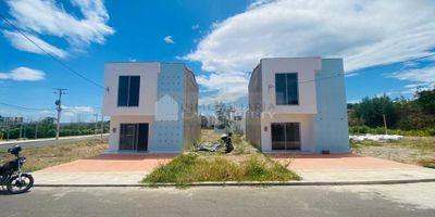 Casa Liberty presenta amplia e iluminada casa para estrenar en el sector de san Luis, con un área de 74m2, consta de sala-comedor, cocina integral, zona de ropas, tres habitaciones con closet, tres baños, pisos en cerámica, estacionamiento para un vehículo y buenos acabados, el sector es residencial, con amplios accesos y vías pavimentadas, cercano a parques, supermercados, restaurantes, zonas de comercio, transporte publico y vías principales. COD1027987