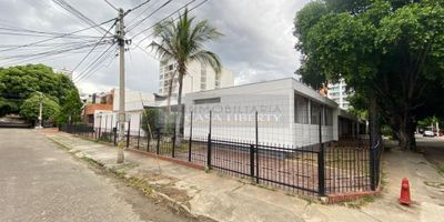 Casa Liberty presenta excelente casa esquinera con muy buena ubicación, con un área de 390m2, consta de amplios espacios, sala-comedor, cocina, zona de ropas, cuatro habitaciones, tres baños, pisos en gres y buenos acabados, el sector es de alta valorización, amplios accesos y vías pavimentadas, cercano a parques, supermercados, clínicas, restaurantes, zonas de comercio, transporte publico y vías principales. COD102786